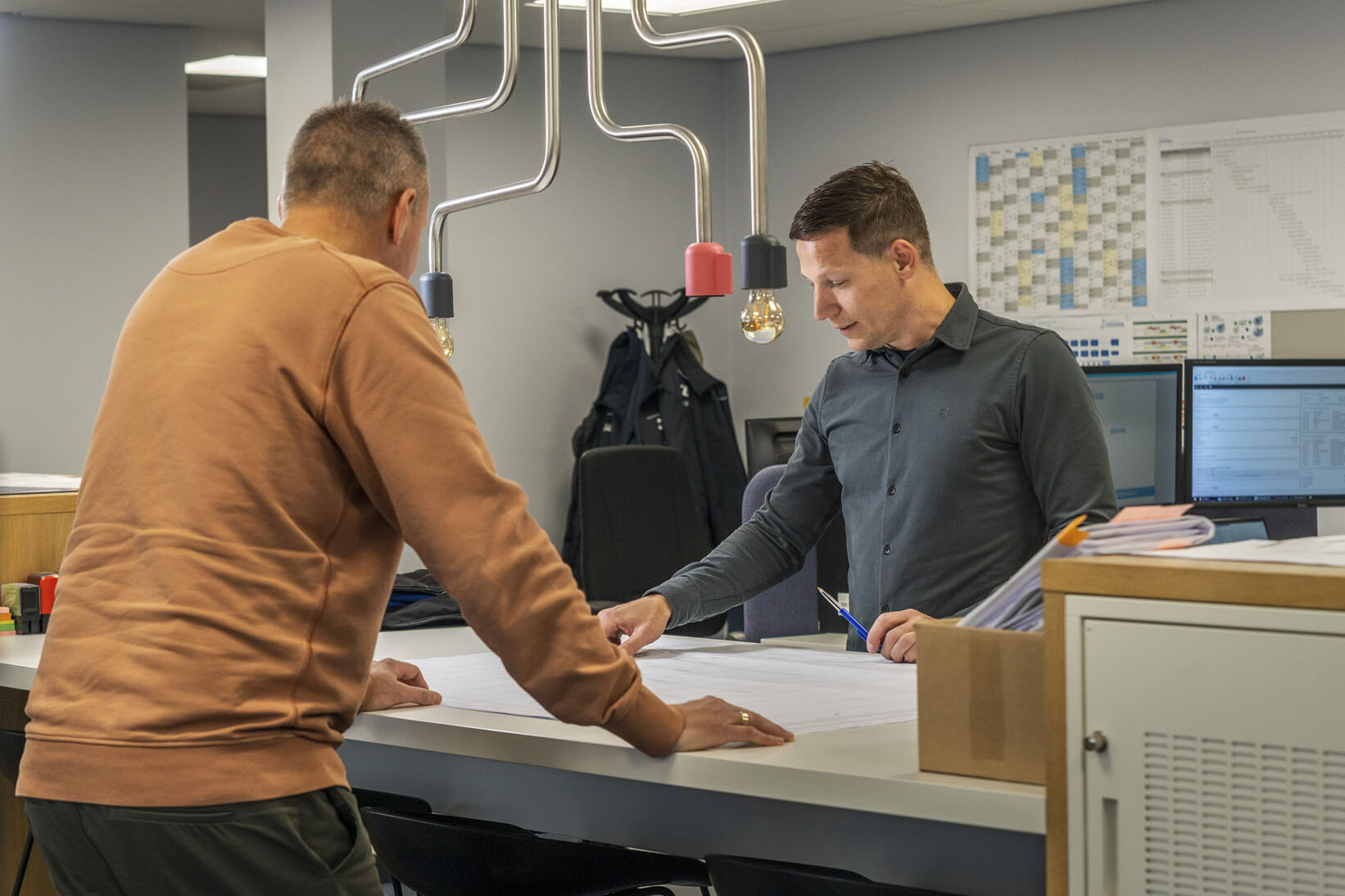 Bedrijfsleider geeft leiding aan team